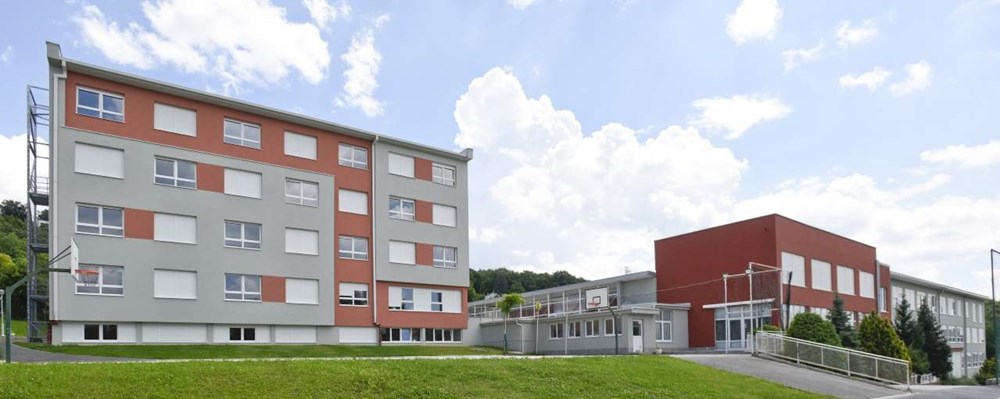 Škola je smještena u rezidencijskom dijelu Zagreba